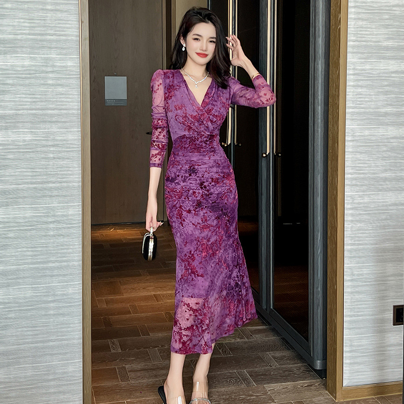 2025秋装新款女装法式V领植绒印花网纱包臀鱼尾连衣裙长裙30570