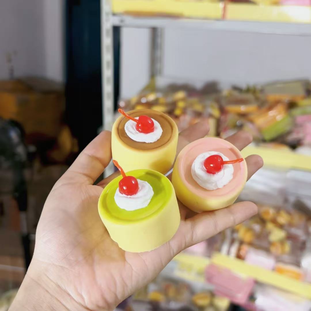 느린 리바운드가 있는 무작위 소프트 체리 케이크 1개