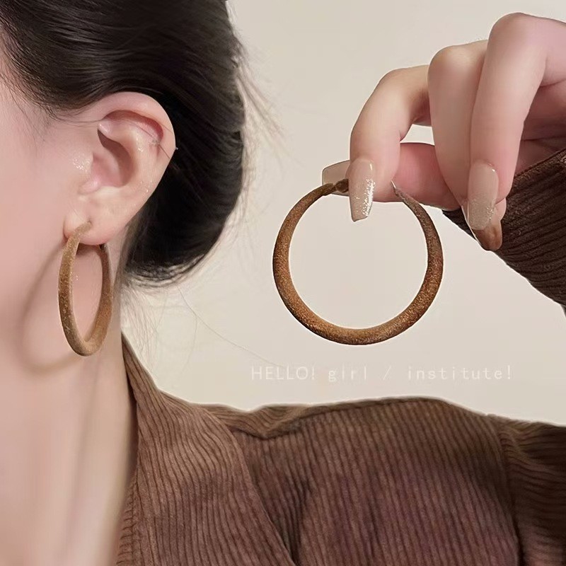 다크 브라운 플로킹 이어링