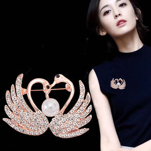 New Elegant Diamond-Encrusted Swan Brooch, Elegant Suit, Silk Scarf, Pearl Corsage, Fashionable Clothing Accessories, Pin Wholesale