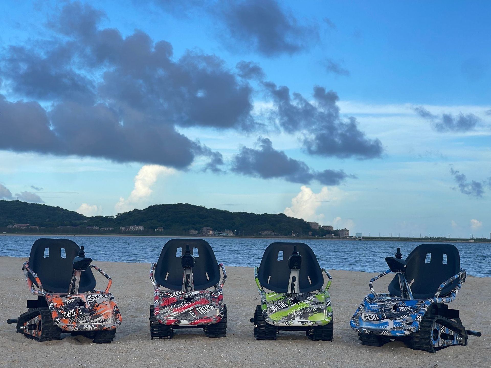 Children's Electric Tracked Beach Vehicle, All-Terrain Tracked Go-Kart, Upgraded Anti-Tip Tracked Tank Vehicle