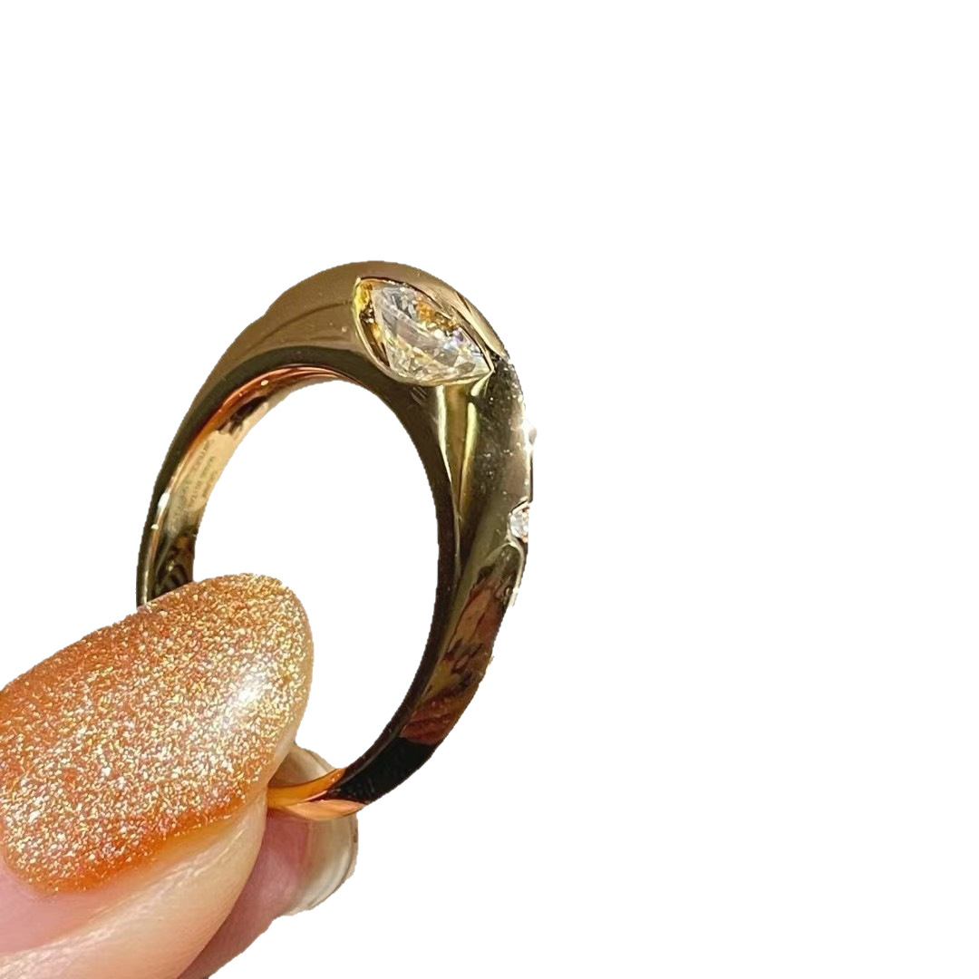 Anelli delicati impilabili bicolore, set di stratificazione in metallo misto di tendenza, fasce sottili minimaliste in oro e argento, simboli di stelle iniziali incisi, impilabili da 3 a 5 pezzi, moda_voghion.com