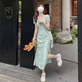 扎染方领收腰连衣裙女夏季2025新款法式温柔风独特别致开叉长裙子