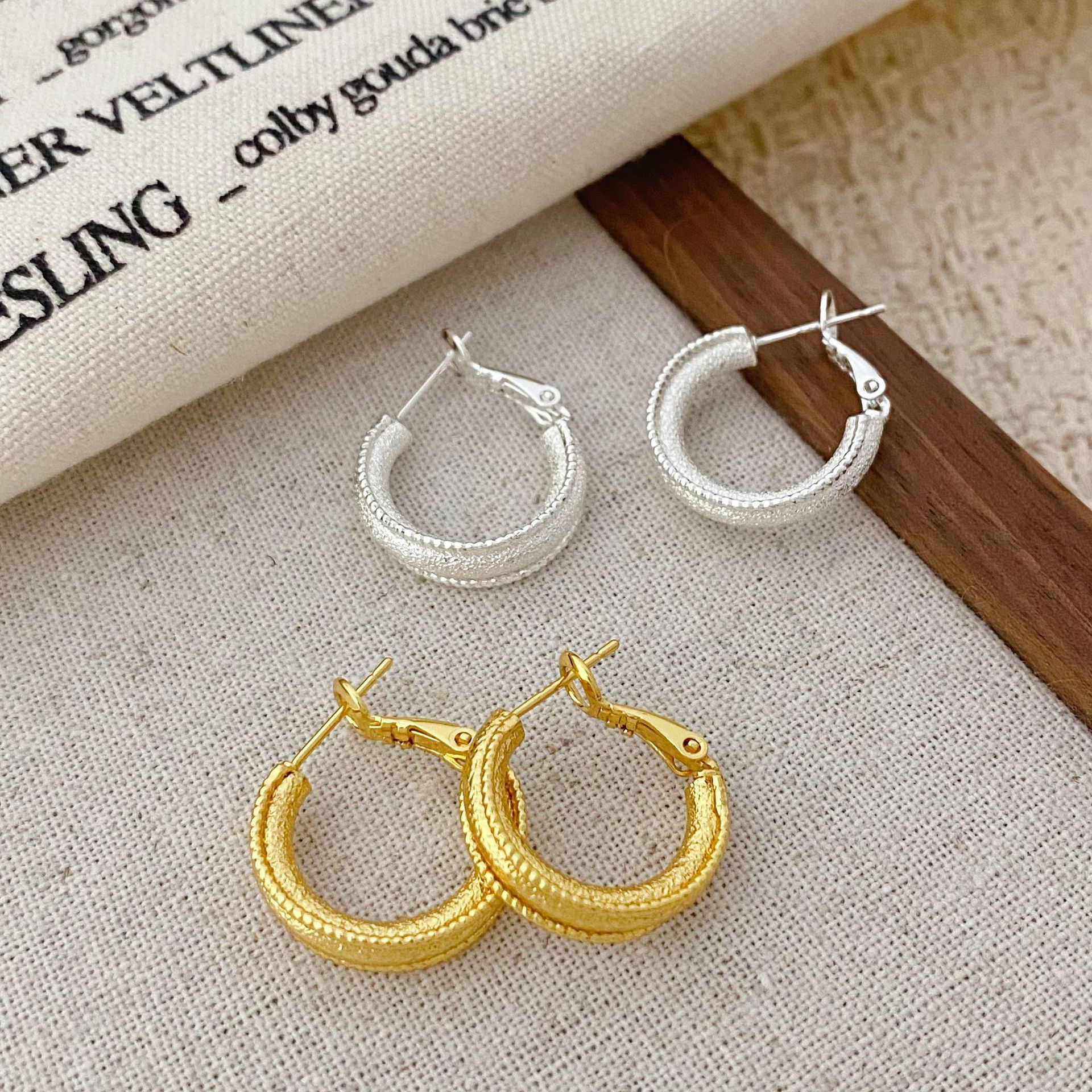 Copper-plated real gold European and American niche metal matte plain hoop earrings with a high-end feel, new fashionable versatile earrings for women