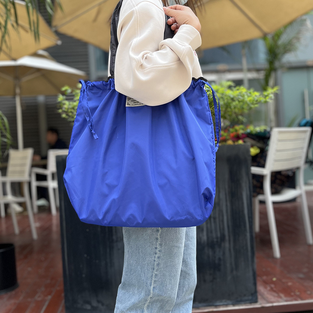 대비되는 사파이어 블루