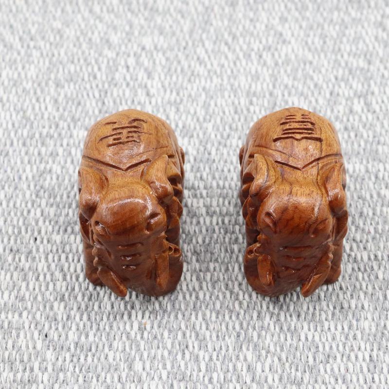 白酸の枝の木の彫刻の取っ手の件の木のペンダントの十二生肖の文は取っ手の赤い木の工芸品の置物の卸売りをします。|undefined
