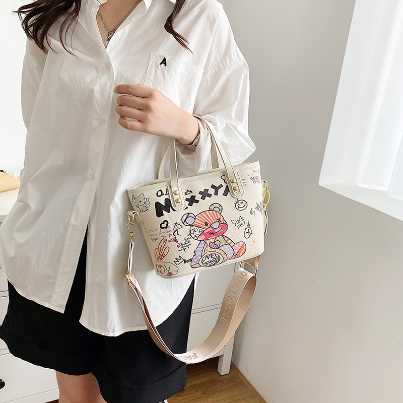 Handbag large capacity women all match personality graffiti shoulder bag fashion cartoon bucket bag_voghion.com