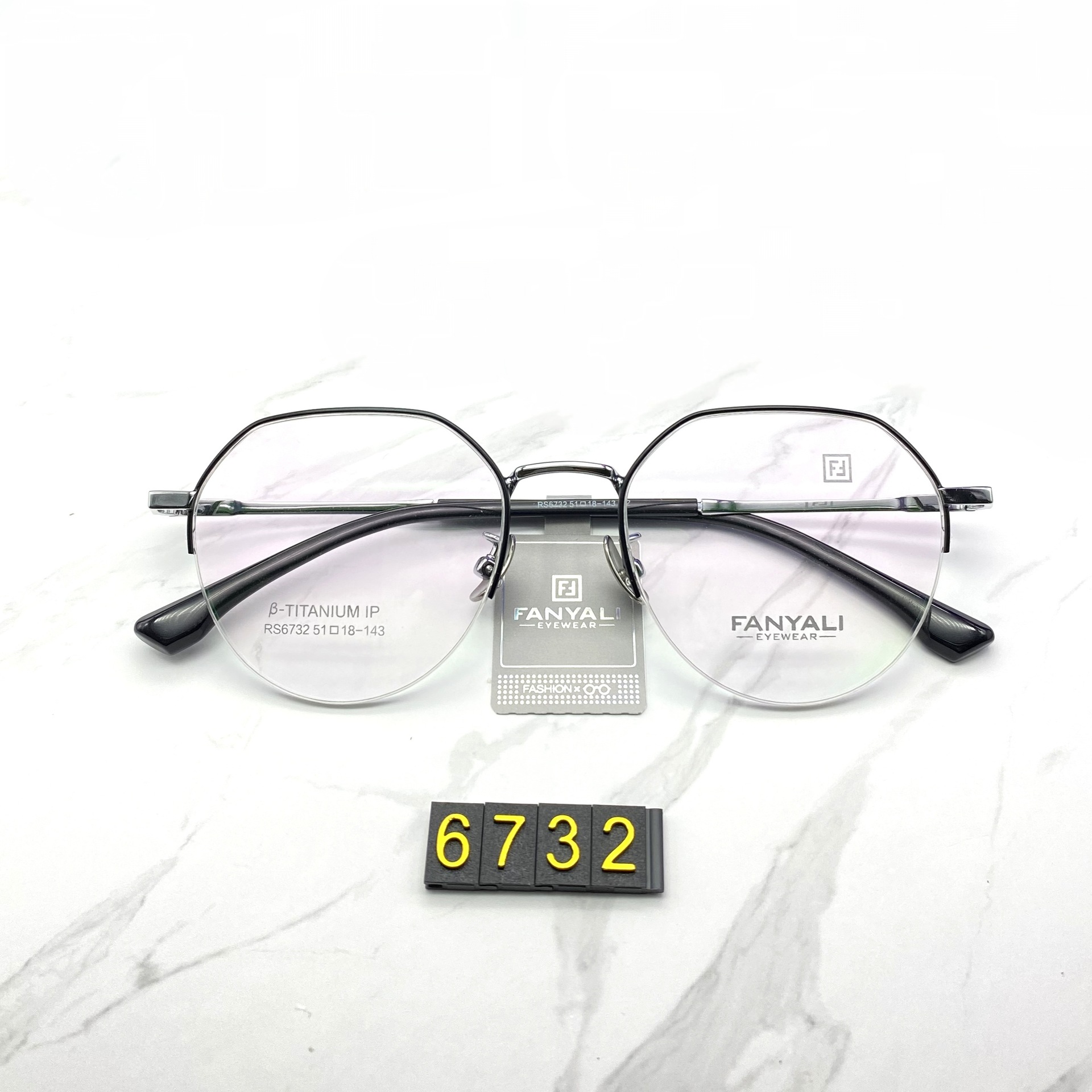 Venta al por mayor RS6732 ultra-ligero moda retro semi-titanio marco puro titanio nariz almohadilla de dos colores IP chapado resistente al color