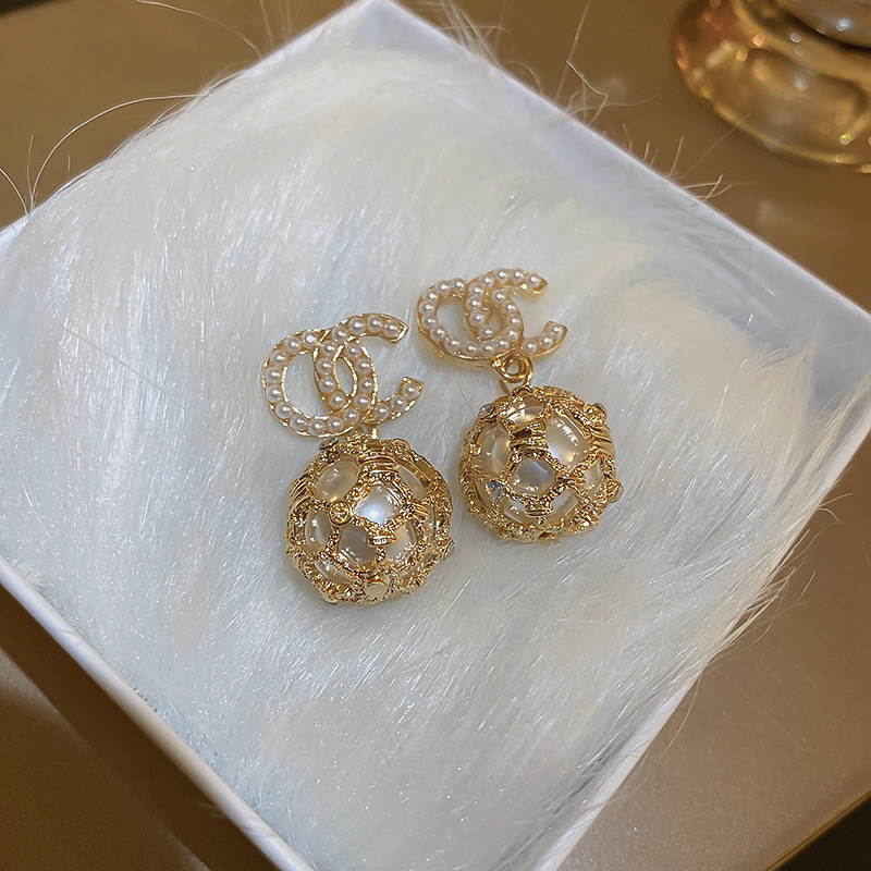 Aguja de plata pendientes de perlas de agua dulce verdadero oro galvanoplastia moda todo partido nicho de lujo de alta calidad pendientes de fábrica al por mayor