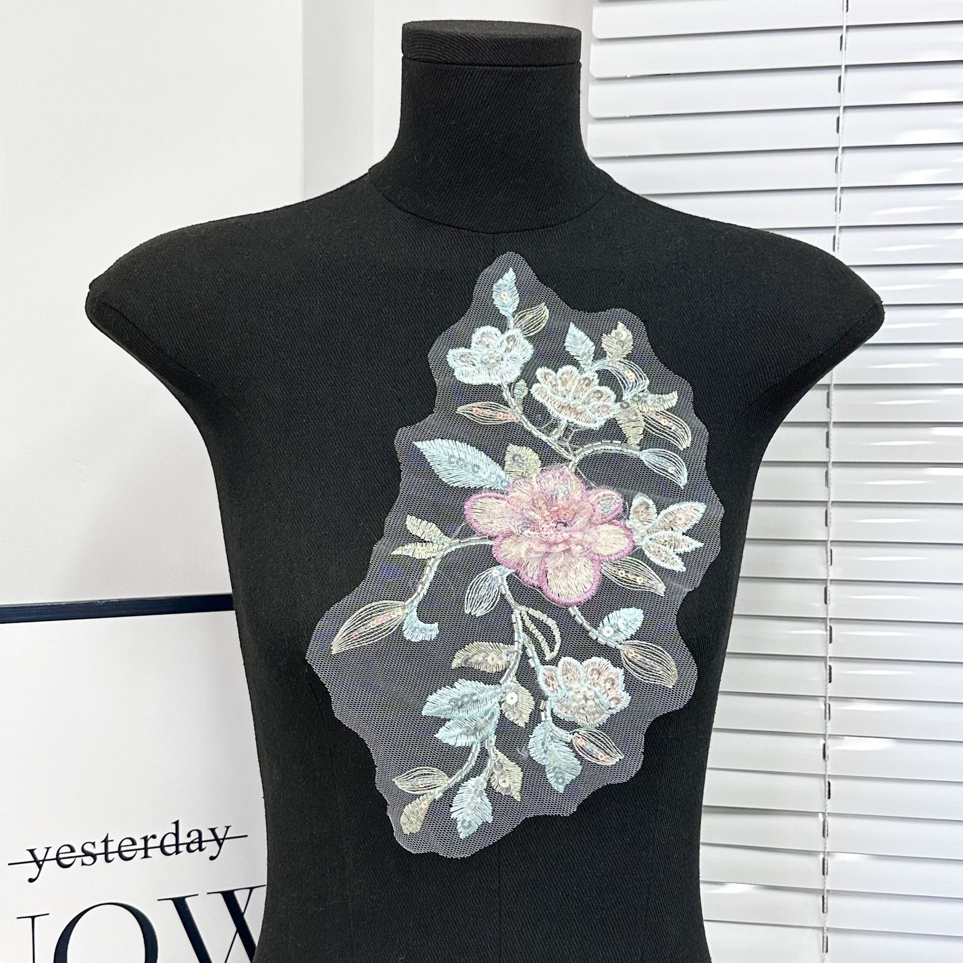 Colorido primavera y verano cuentas tubo de cuentas tridimensional bordado accesorios decorativos simple moda bordado color contraste decalco parche de encaje