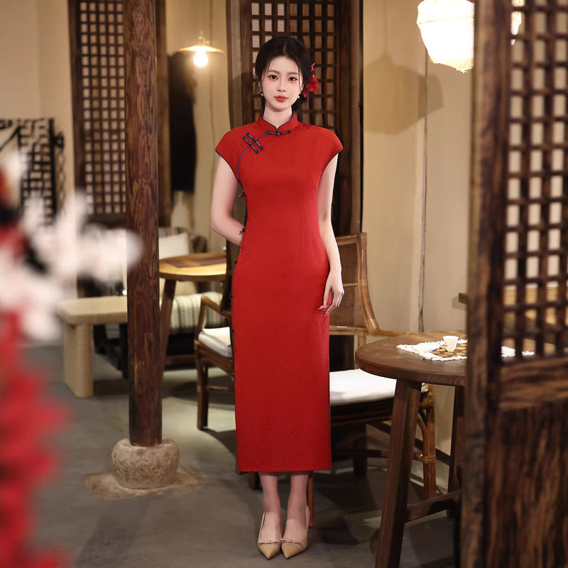 New Chinese-Style Minimalist Plain Red Cheongsam, High-End Elegant Slim-Fit Long Gown for Bride's Engagement and Toast Attire New Chinese-Style Minimalist Plain Red Cheongsam, High-End Elegant Slim-Fit Long Gown for Bride's Engagement and Toast Attire