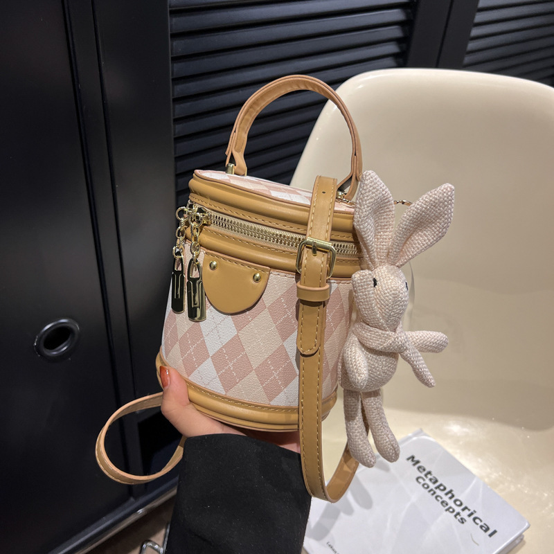 Хаки имеет подвески