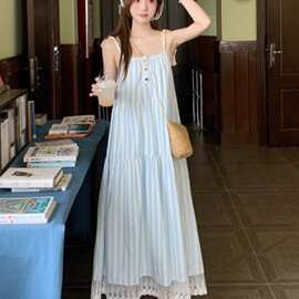 海边度假条纹吊带连衣裙子女2025夏季新款法式气质宽松小个子长裙