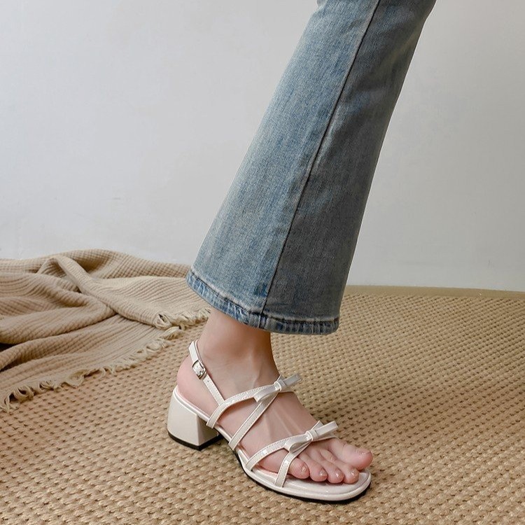El estilo francés extranjero tacones gruesos nichos sandalias plateadas para las mujeres 2026 verano nuevo superfagia vintage sandalias romanas