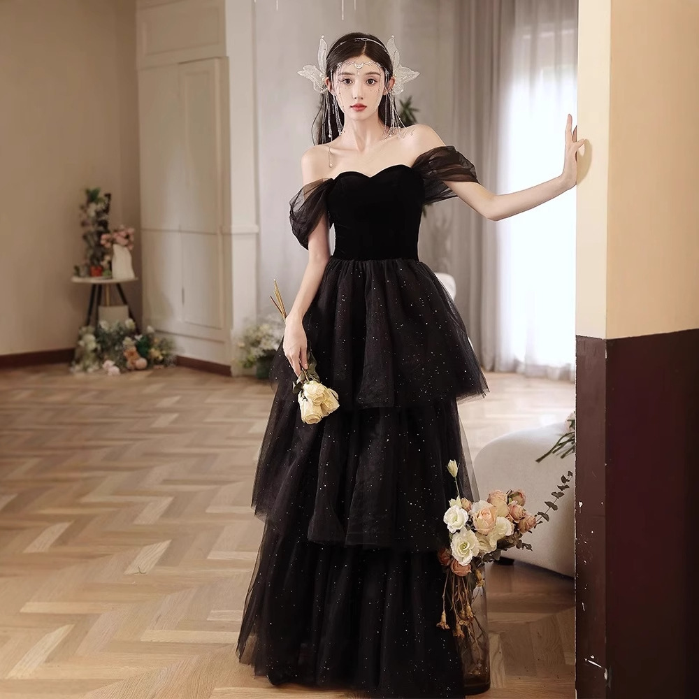 Đầm dạ hội đen lệch vai dáng chữ A thanh lịch — đen