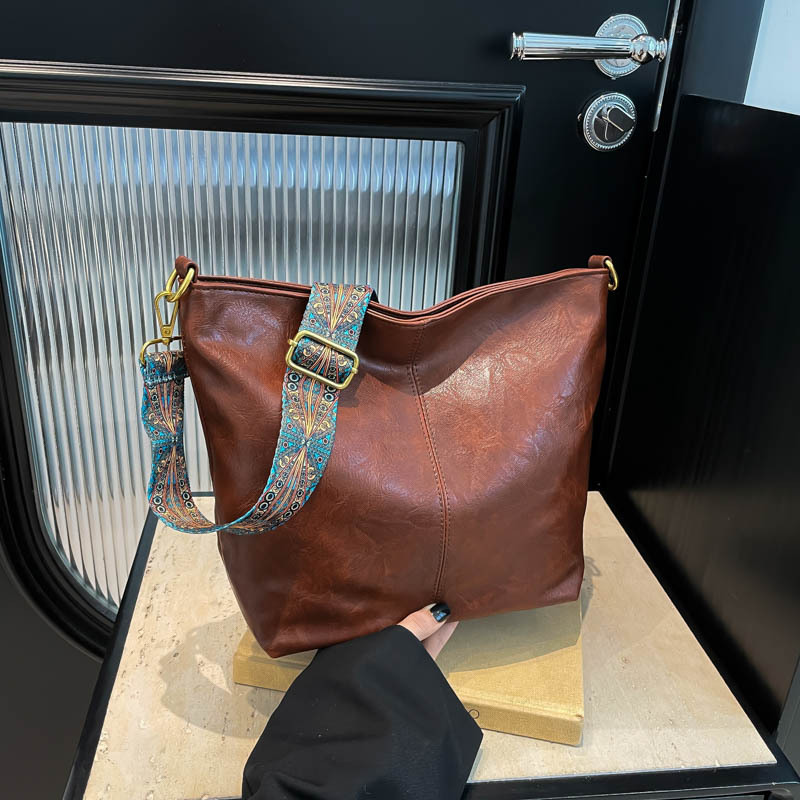 Bolso coreano de gran capacidad para mujeres 2024 otoño y invierno nuevo retro banda ancha mochila de hombro texturizada bolso de cubo de viaje