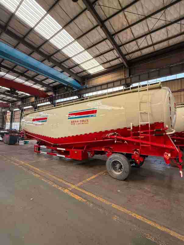 Cross-Border Powder and Granular Material Semi-Trailer 4-Axle Fly Ash Semi-Trailer Bulk Cement Tank Truck Semi-Trailer Powder Tank Truck