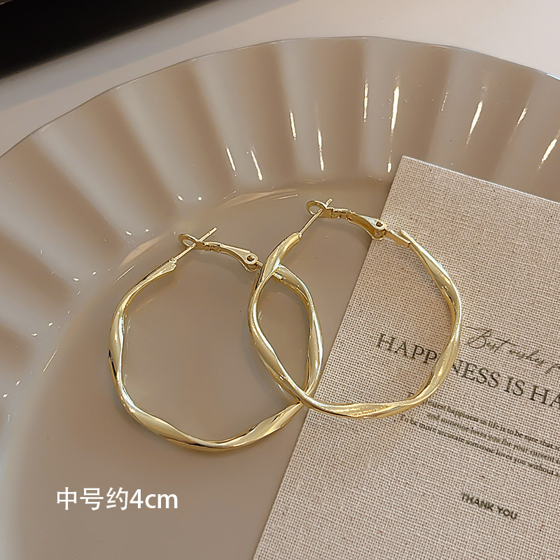 골드 미디엄 불규칙 플레인 후프 귀걸이 - 4CM