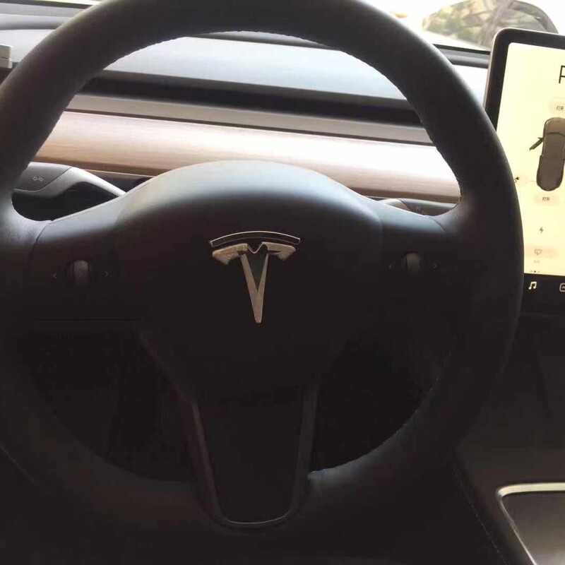 The Manufacturer Supplies Glass Lift Panels Suitable for 21 Tesla Modely Steering Wheel Logos for Modification and Decoration Protection