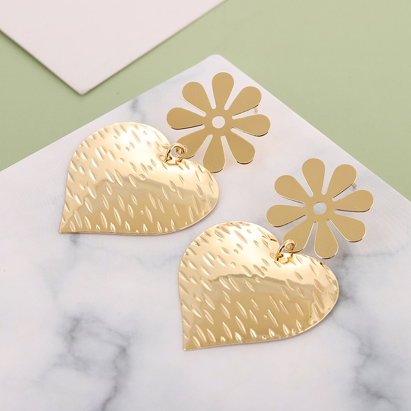 Retro Alloy Flower Love Heart Shape Earrings display picture 2