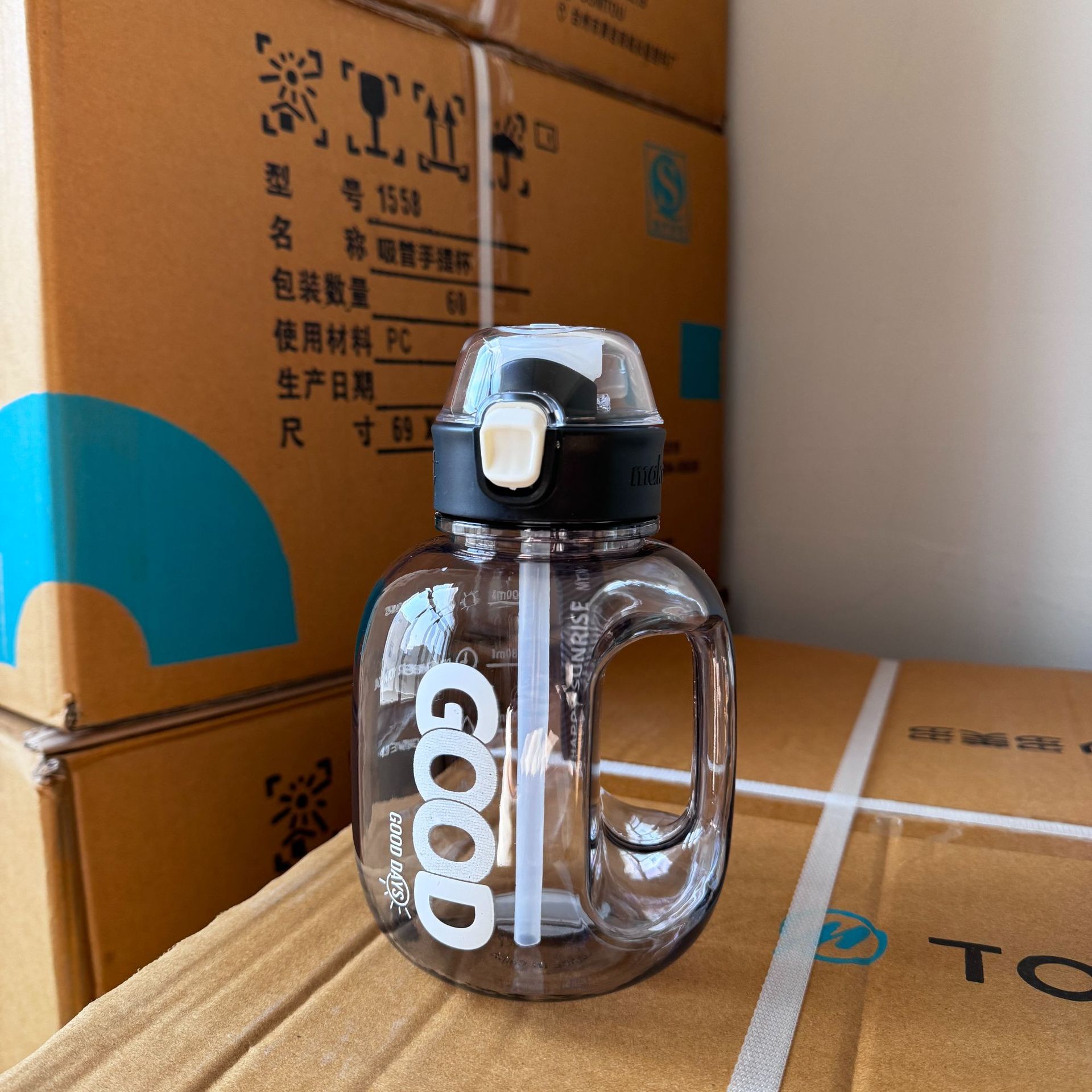 Botellas de agua personalizadas de gran capacidad para estudiantes masculinos y femeninos, botellas de agua para fitness al aire libre, vasos de agua de plástico resistentes a altas temperaturas, fabricante de vasos elegantes de gran capacidad.