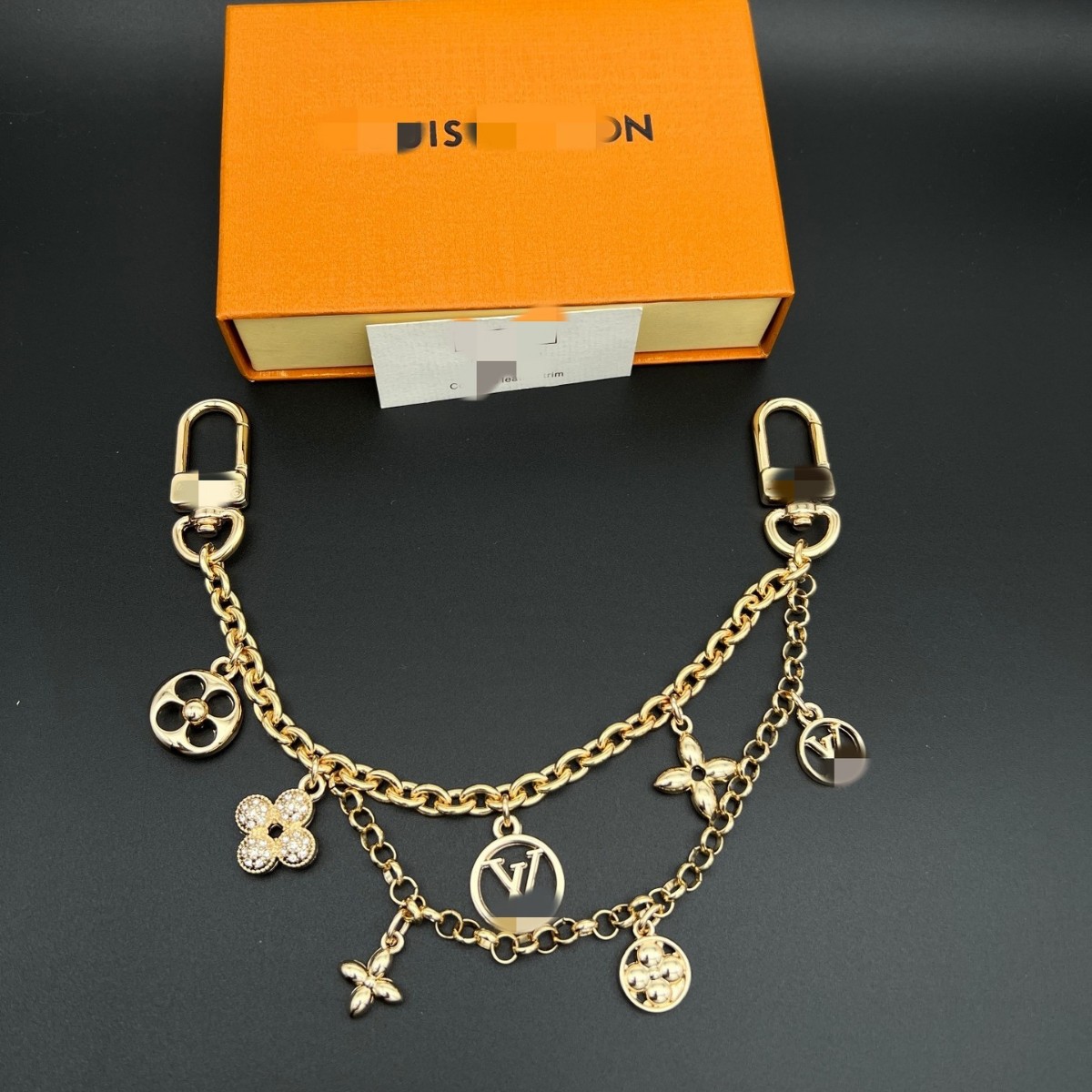 驴家V字母双层女包挂饰四叶草延长链新款链条钥匙扣创意包包挂件