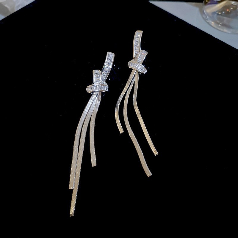 Pendientes de borla de hojas de diamantes súper parpadeantes de plata Pendientes de temperamento de moda Pendientes de diseño de nicho femenino Lujo ligero y de alta gama