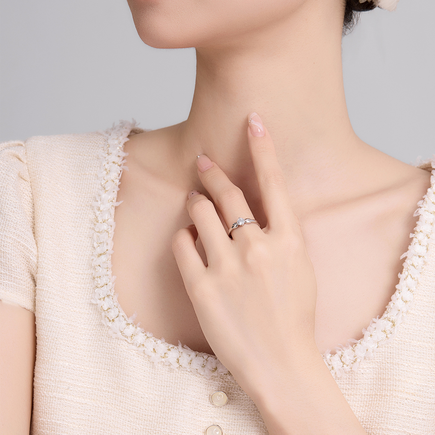 Xuping aleación de cobre chapado blanco incrustado joyería de joyas artificiales japonesas y coreanas anillo de viento nicho alta sensación al por mayor