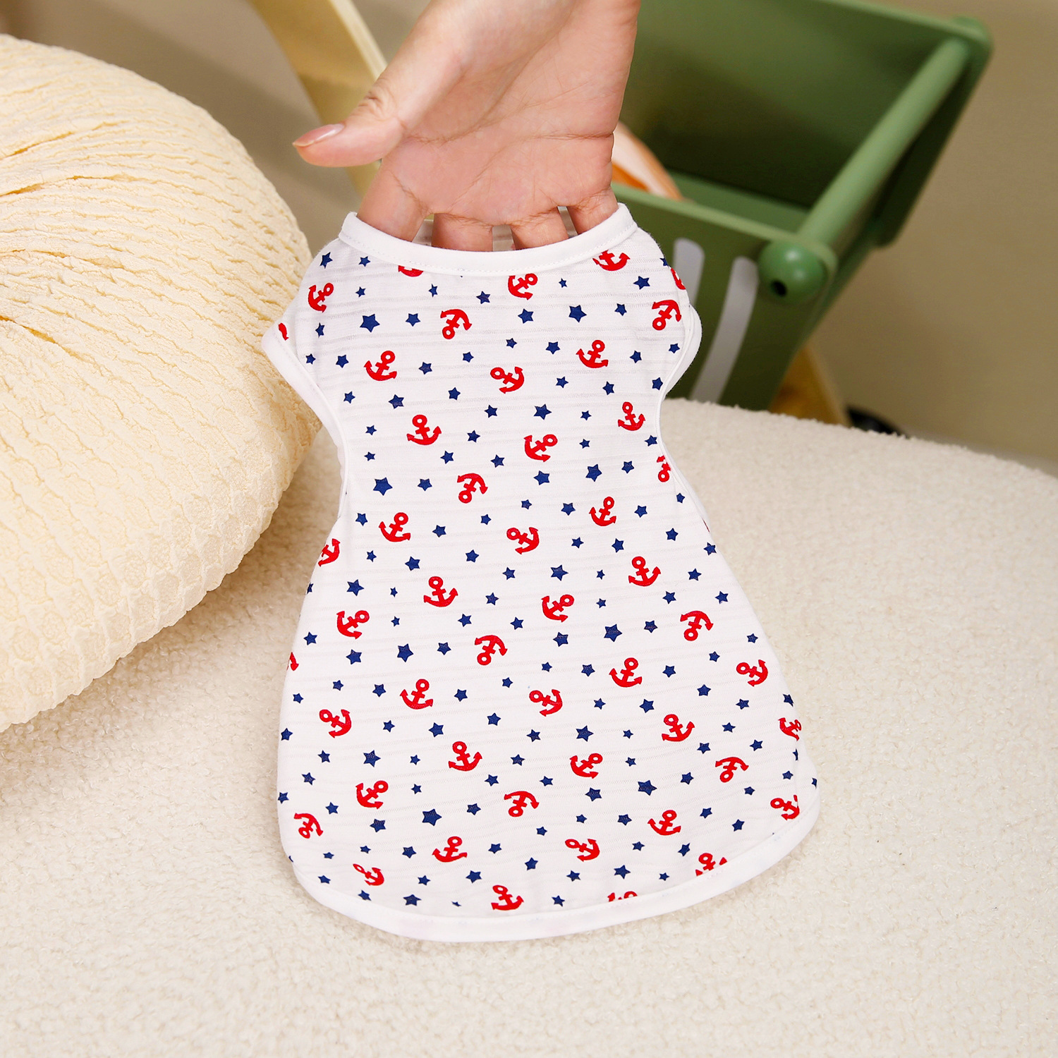 Camiseta regata estilo marinheiro para cães pequenos, como Teddy e Bichon Frisé, ideal para brincar. Roupa fresca e respirável para pets._voghion.com