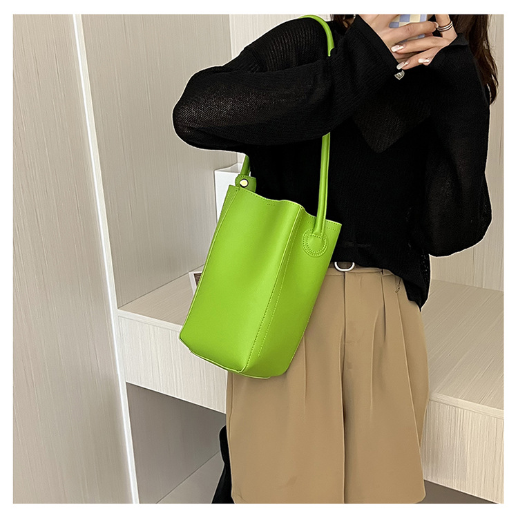 2022 New Simple Solid Color Portable Underarm Shoulder Bucket Bag display picture 4