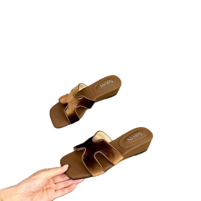 Women's Summer 2026 New Fashion High-end Flat Comfortable Sandals With Chunky Heels For Casual Beach Wear_vogvips.com