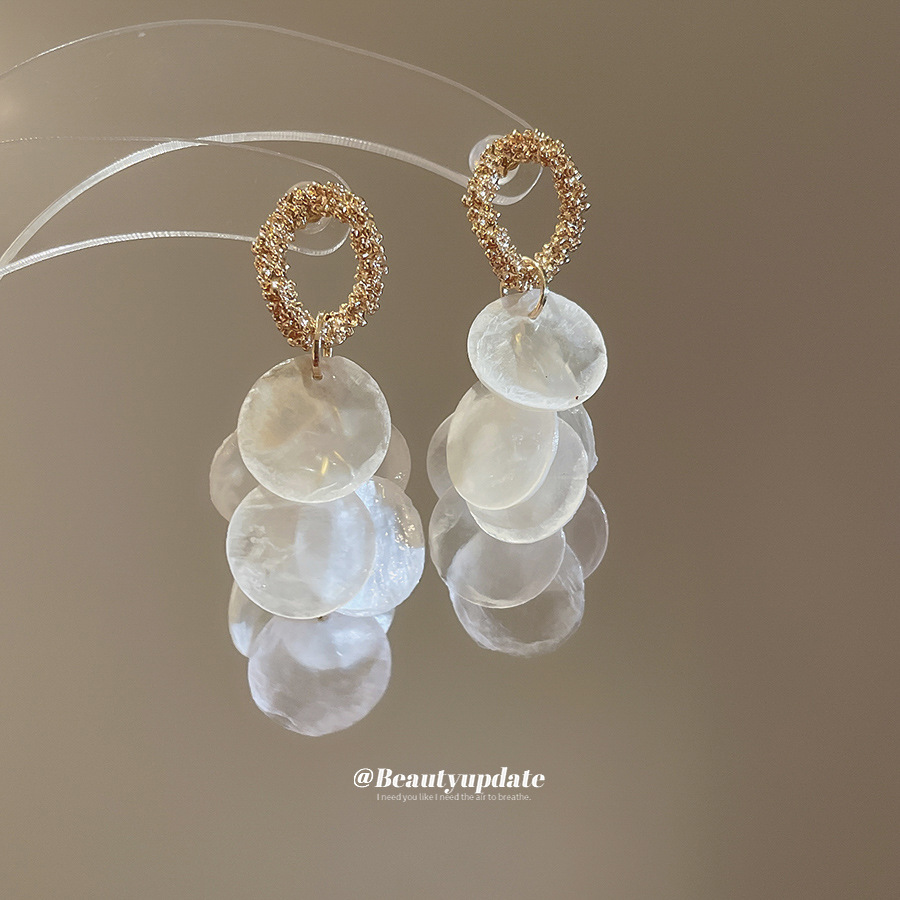 Pendientes de borla de concha redonda con aguja de plata Pendientes de temperamento exquisito francés Pendientes de moda elegante para mujer, lujo ligero, sentido de alta gama