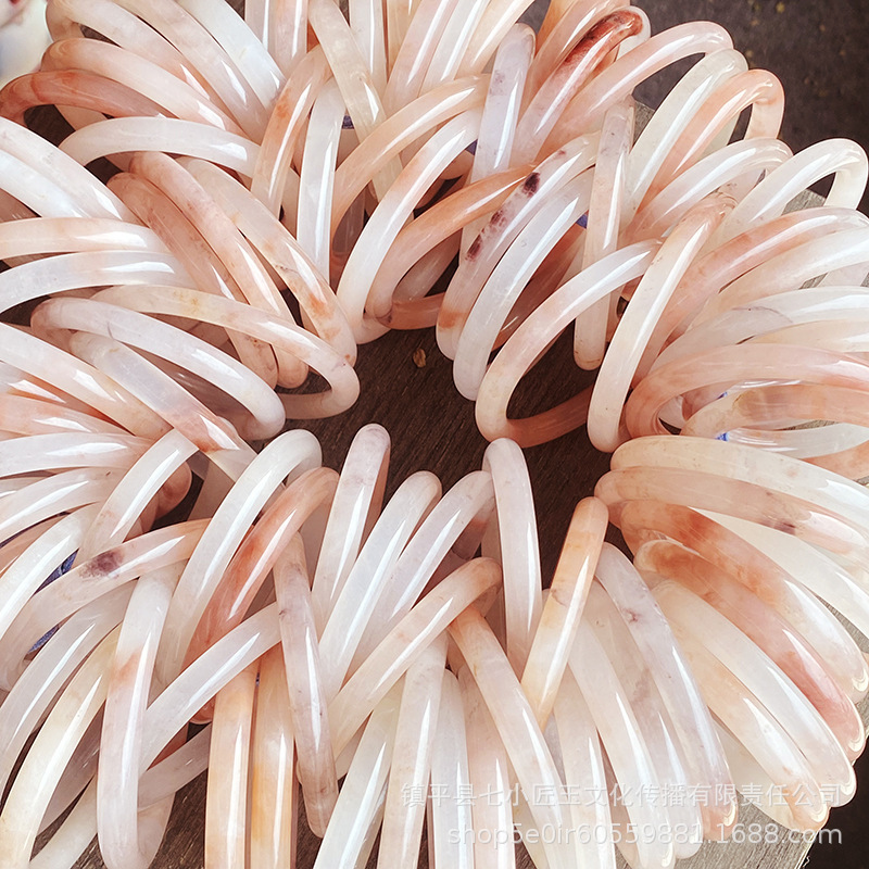 桃の花は天然の玉の腕輪を作ります。|undefined