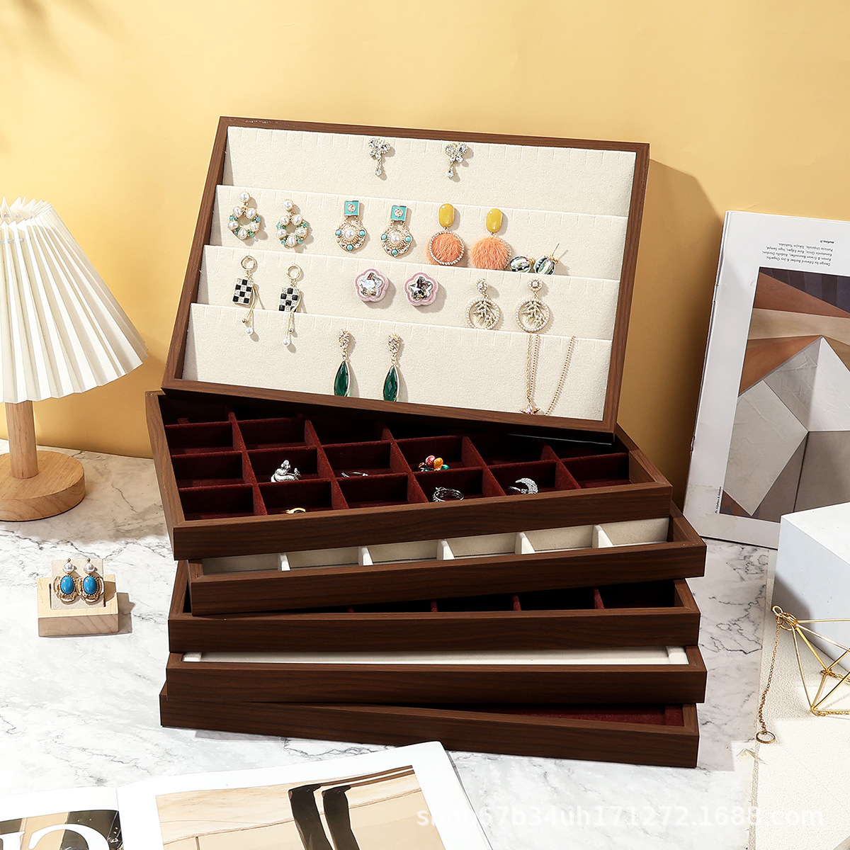 Estantes de exhibición de joyas de madera de nogal de alta gama, pendientes de collar, pulseras, joyas en el mostrador de la joyería