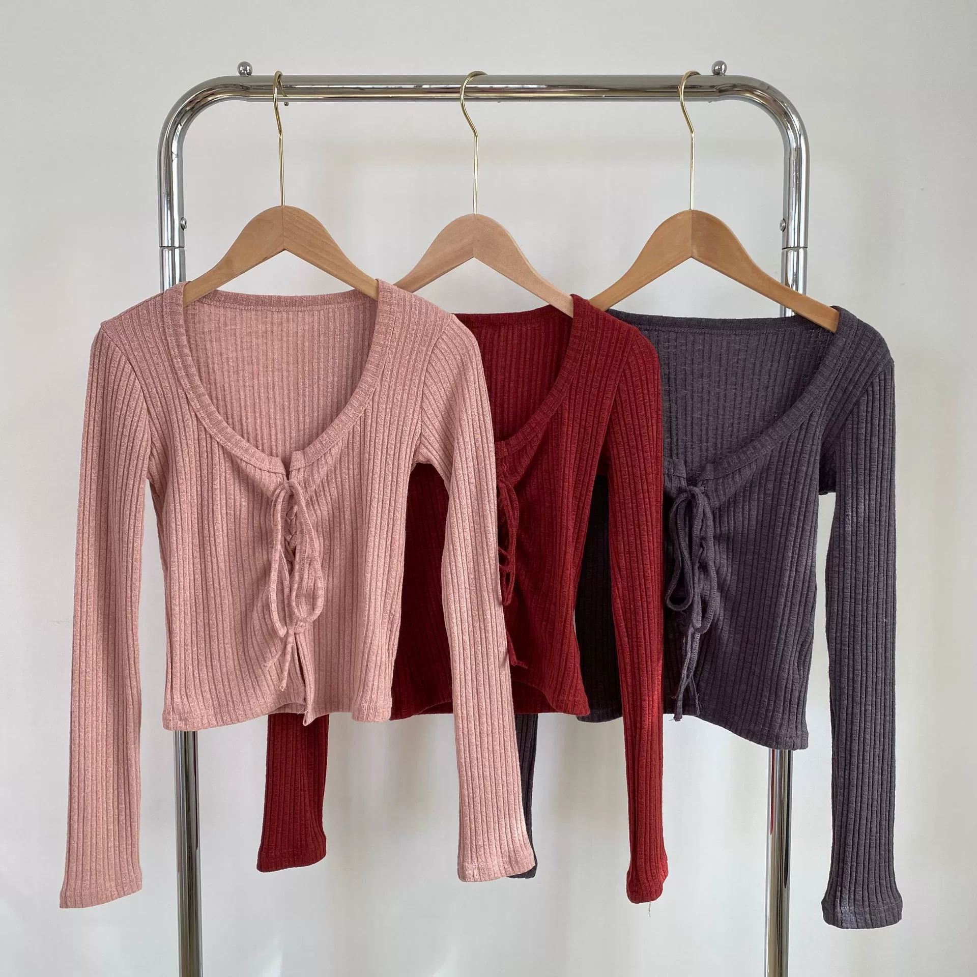 Свитер с квадратным вырезом на шнуровке