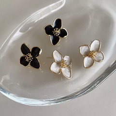 油を垂らした金属の花のピアス
