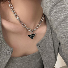 黑色三角字母项链女2022年新款女高级感锁骨链小众设计感配饰新款