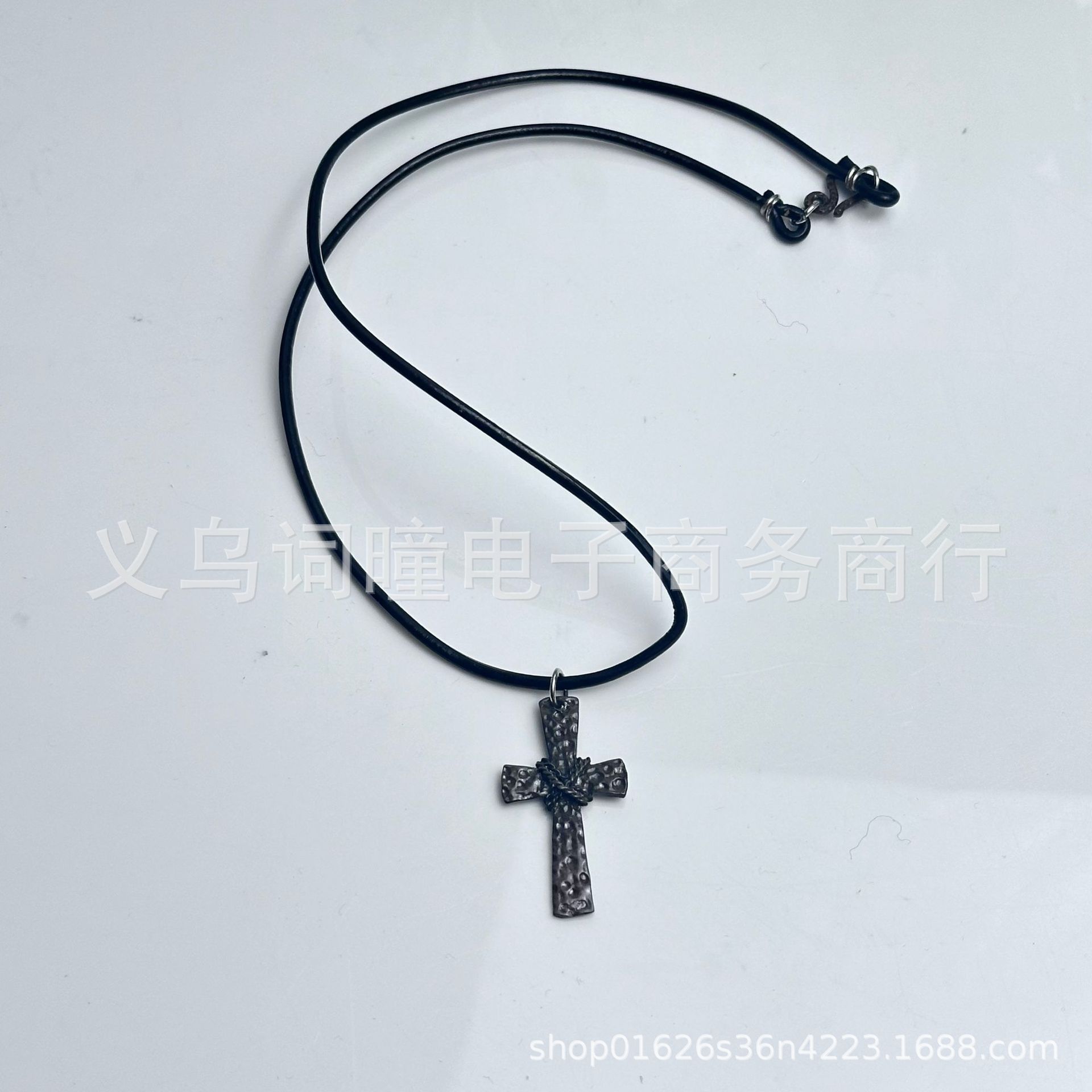 Nuevo giro personalizado Cruz collar hombres y mujeres usan decoración tridimensional exquisito regalo creativo aleación artesanía