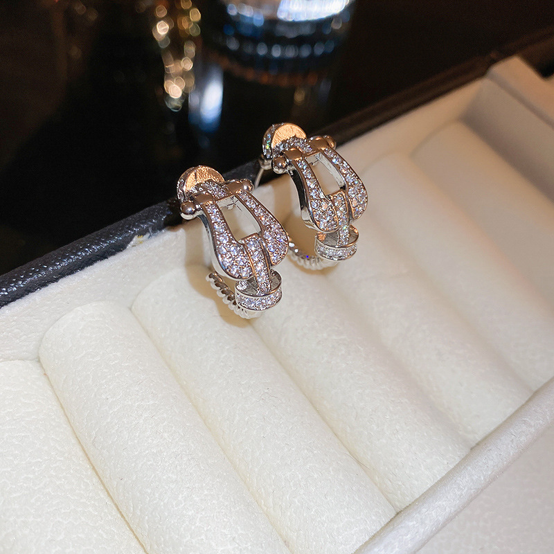 Aguja de plata Zircon en forma de U plisada pendientes curvados personalizada estilo frío serie de plata pendientes simples nichos pendientes de temperamento