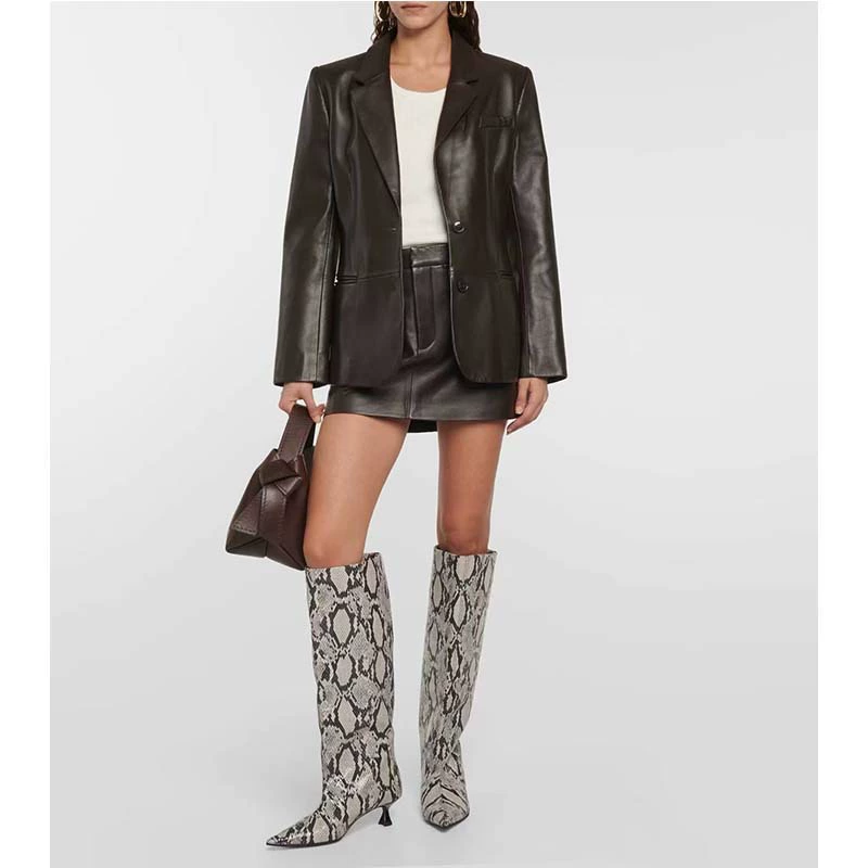 2024 экспорт новых европейских и американских сапог с острым носком, высокие сапоги со змеиным узором, большая окружность трубки, утягивающая одноногая подошва из говядины для женщин.