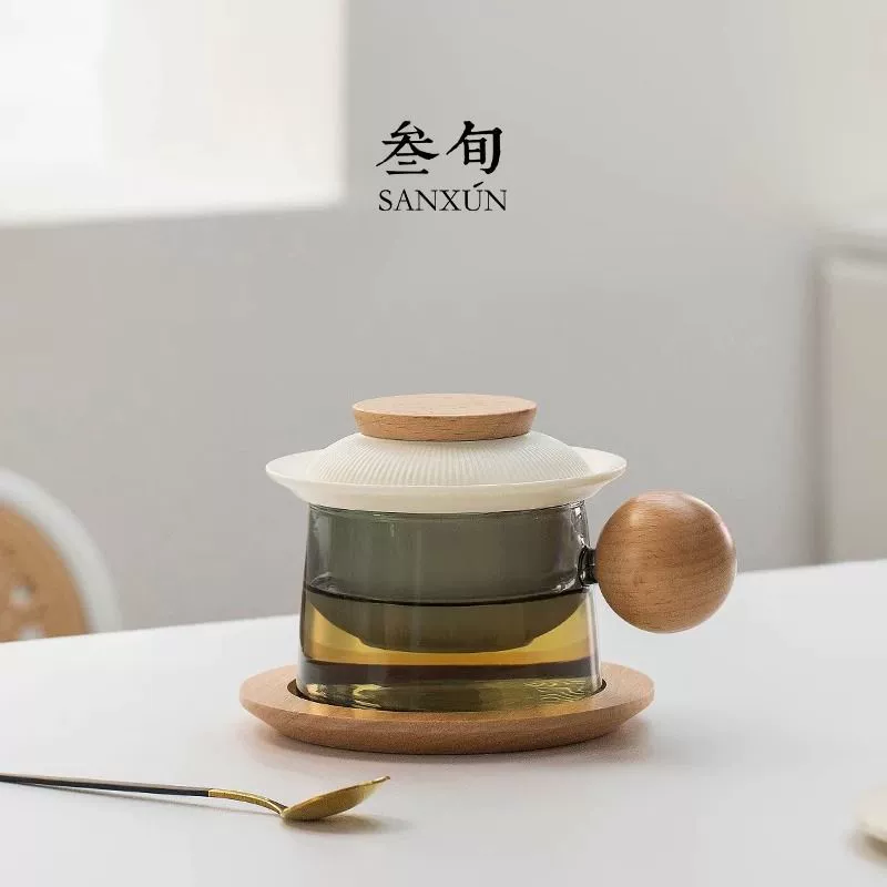 Стеклянная чашка кофе с половиной лет