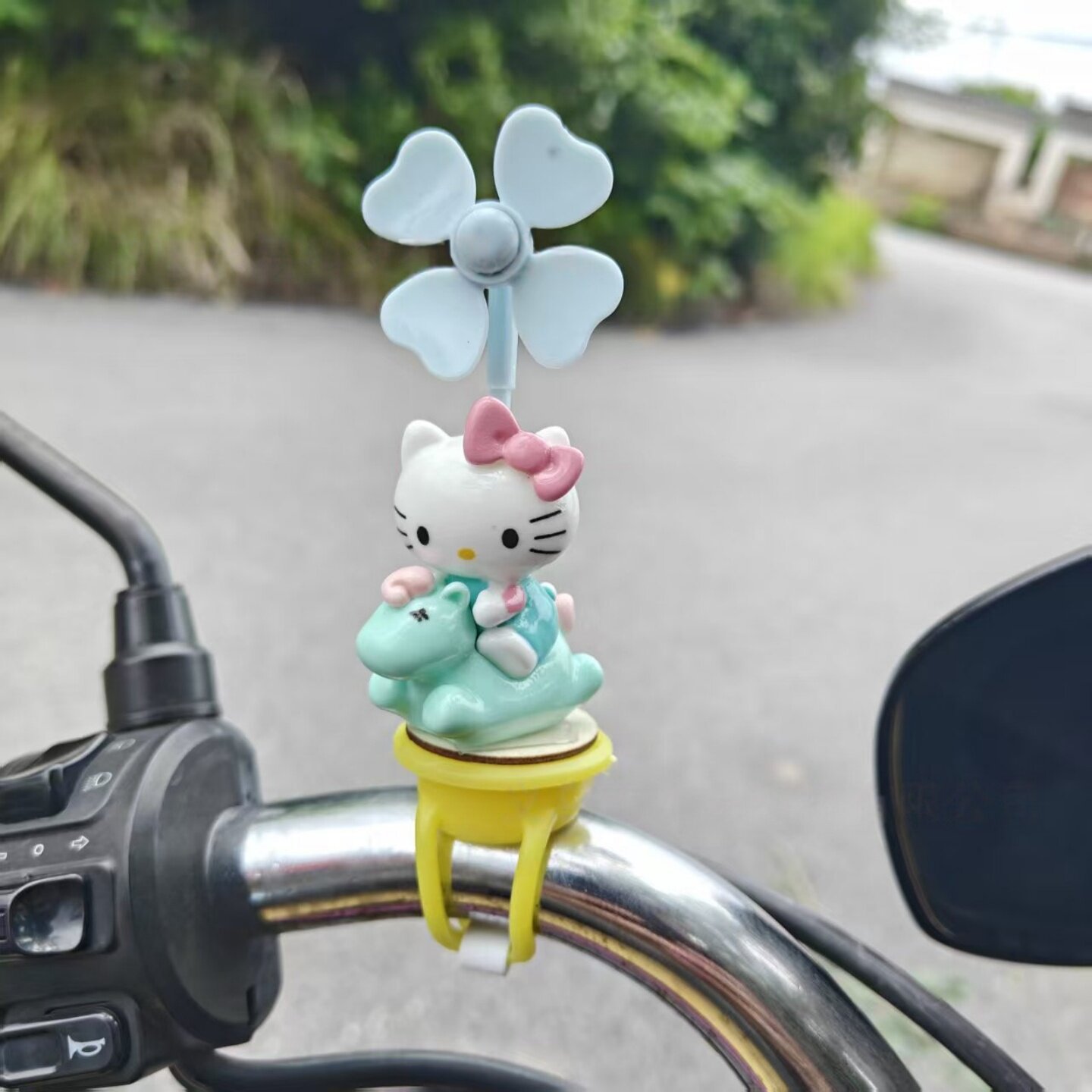 Cute Hello Kitty electric car ornament, wind-powered spinning windmill, bicycle decoration, adorable cartoon car