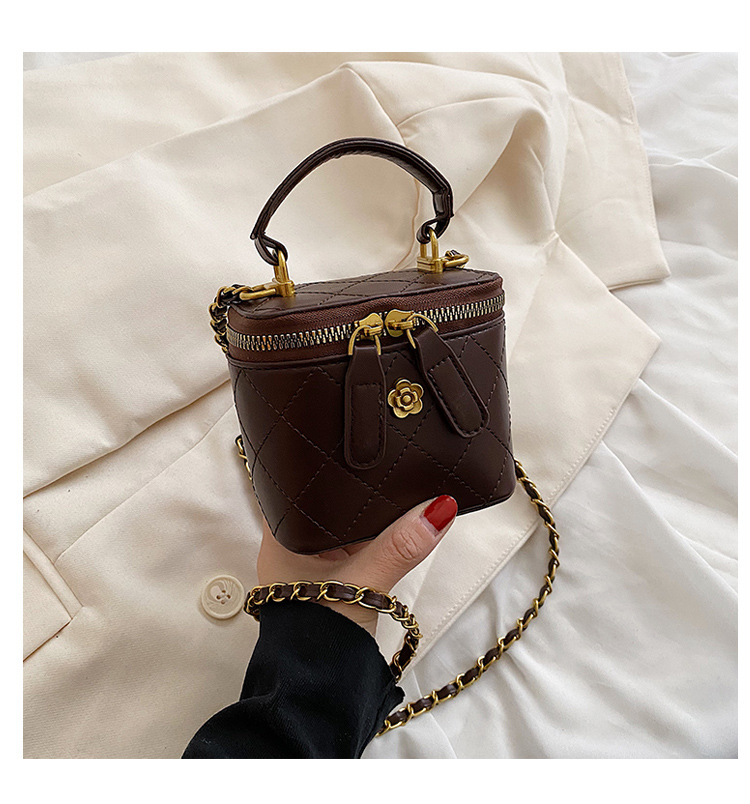 Women's New Spring Fashion Hand-held One-shoulder Lingge Embroidery Thread Messenger Bucket Bag 12*11*7cm display picture 3