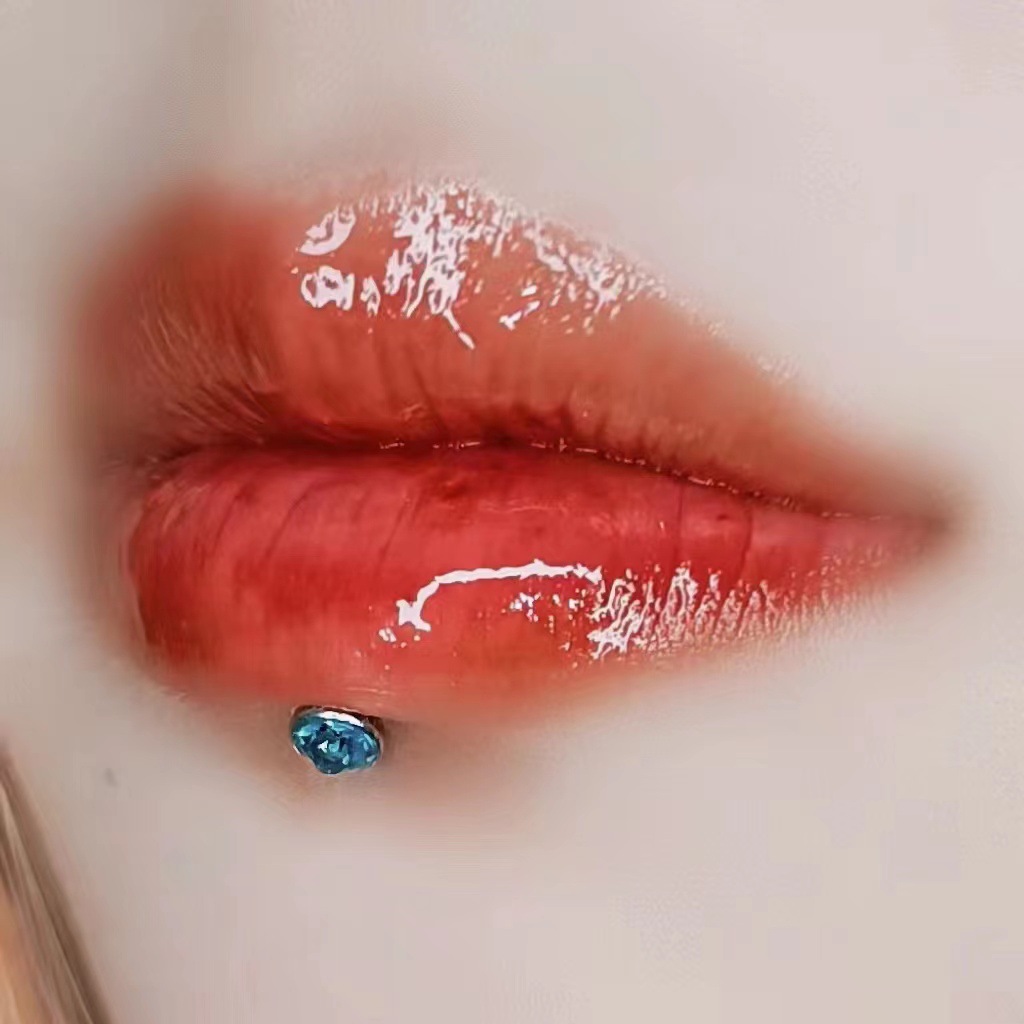 16G labret stud size and finish detail