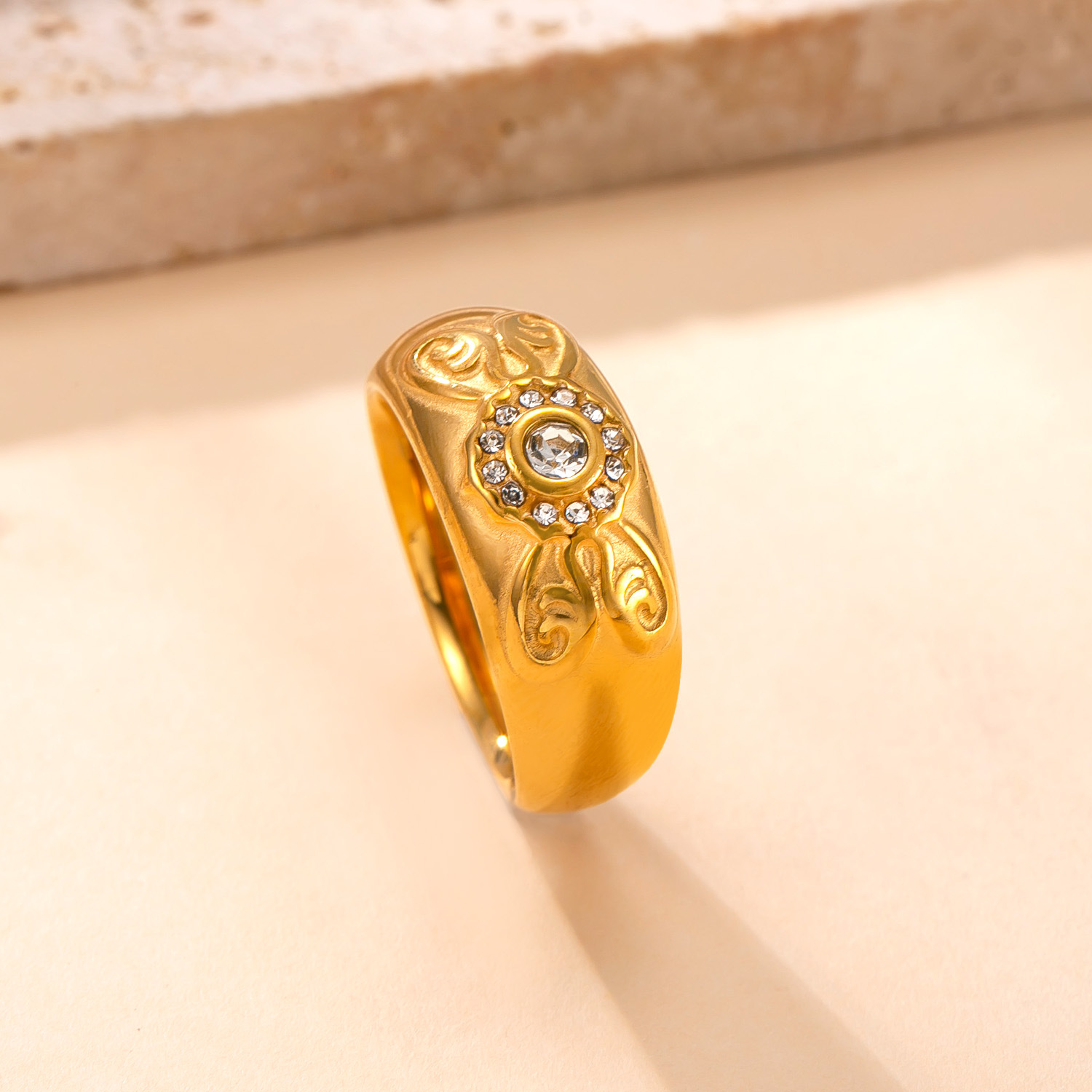 Nuevos productos transfronterizos, joyas de acero inoxidable, mariposa fundida, anillo de dedo de comida con incrustaciones de diamantes, anillo de pareja de acero de titanio dorado de 18k chapado de lujo ligero