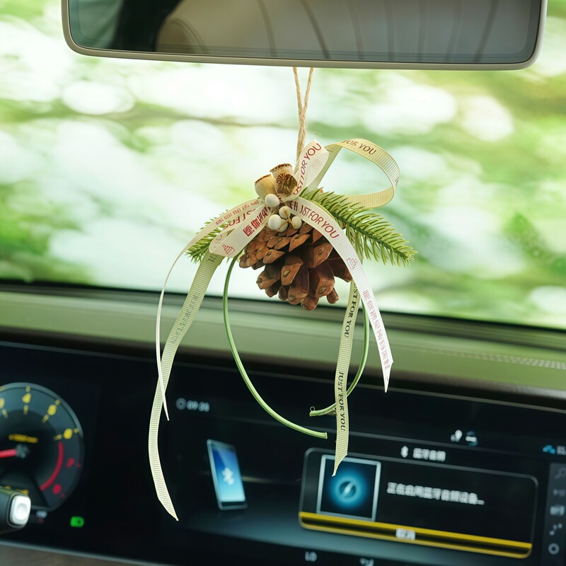 「グリーンパイン」カーペンダントは、ニッチで特別でクリエイティブな植物の松ぼっくりのクリスマスデコレーションとして女の子へのギフトとして贈られます。|undefined