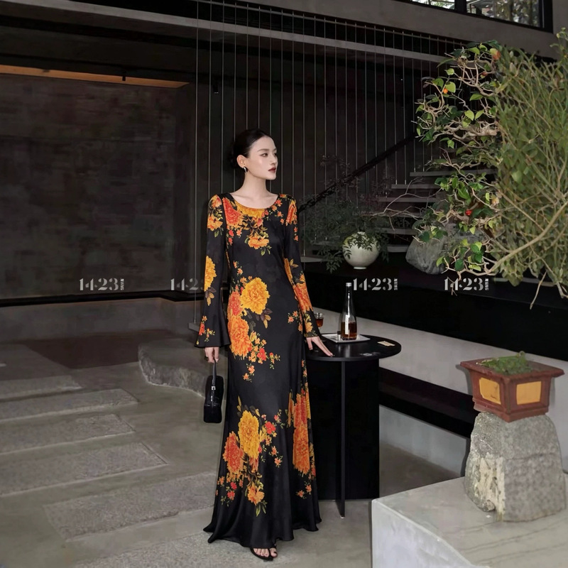 Extra-Long Fishtail Dress, Relaxed Old Money Style, High-End Silk Mulberry Silk Printed Bias-Cut Slim-Fit Long-Sleeve Gown Extra-Long Fishtail Dress, Relaxed Old Money Style, High-End Silk Mulberry Silk Printed Bias-Cut Slim-Fit Long-Sleeve Gown