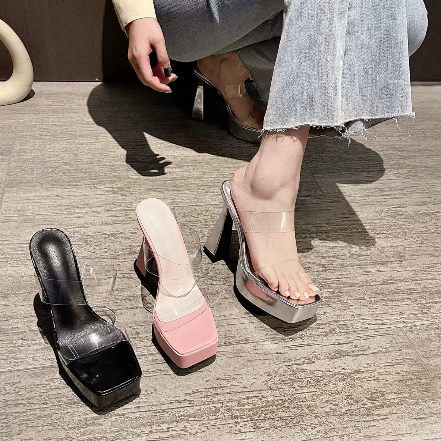 Квадратная голова прозрачная с толстой подошвы носить тапочки женский 2025 летний толстый каблук водонепроницаемый стол розовые туфли на высоком каблуке