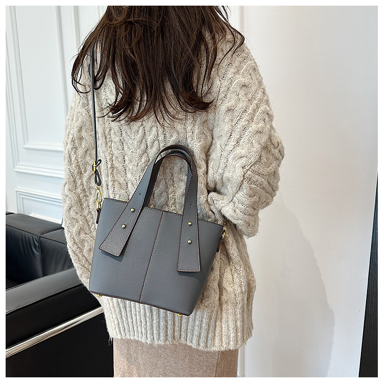 PU Fashionable Handheld Tote Bag With Large Capacity 2023 New High End And Small Mom's One Shoulder Crossbody Small Square Bag_voghion.com