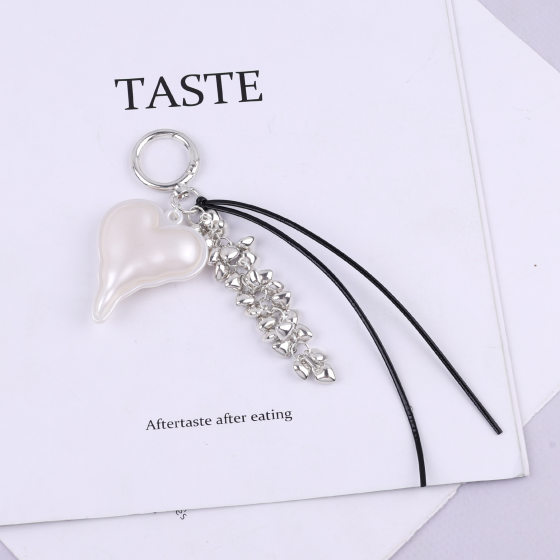 Trendy Pearl Love Keychain silver Heart-shaped Chain Tassel Fashion Bag Hanging Distinctive Car Accessories